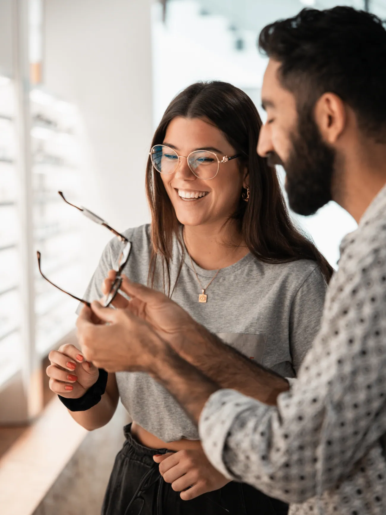 Augenoptik-Beratung bei GRONDE — Kundin probiert Brille an
