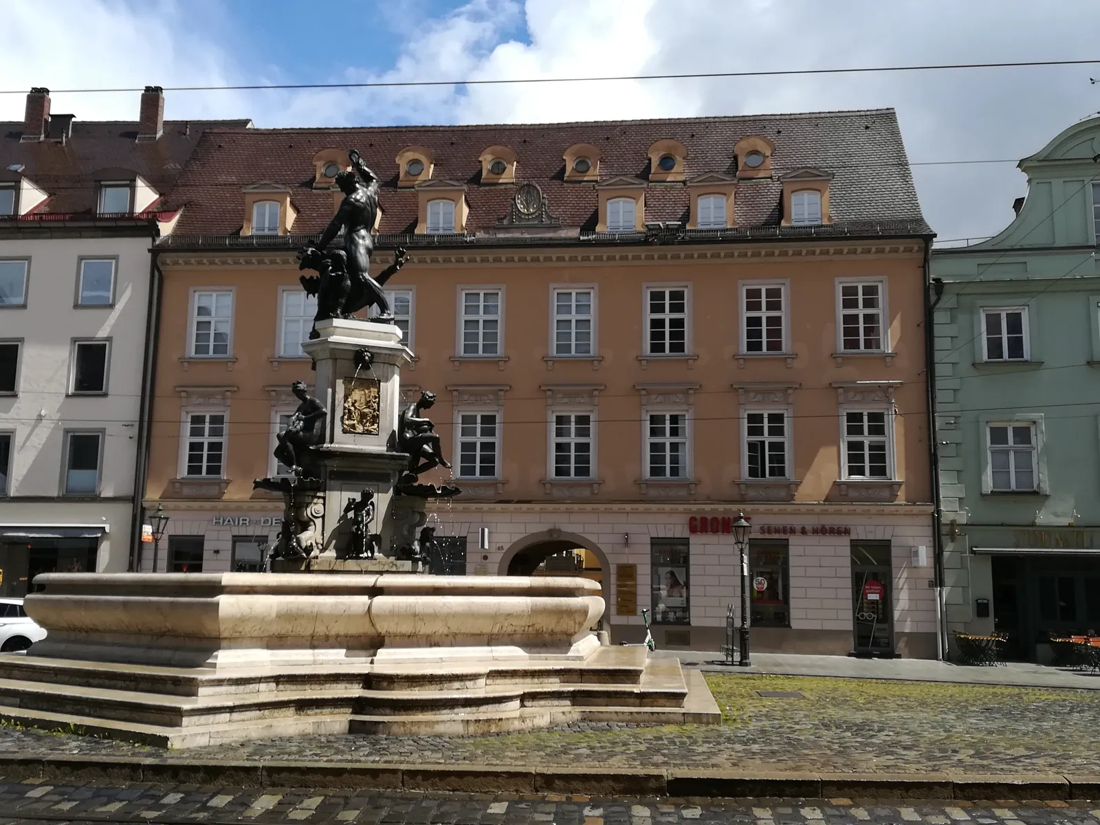 GRONDE Filiale Maximilianstraße Augsburg mit Herkulesbrunnen — Sitz der Zentrale