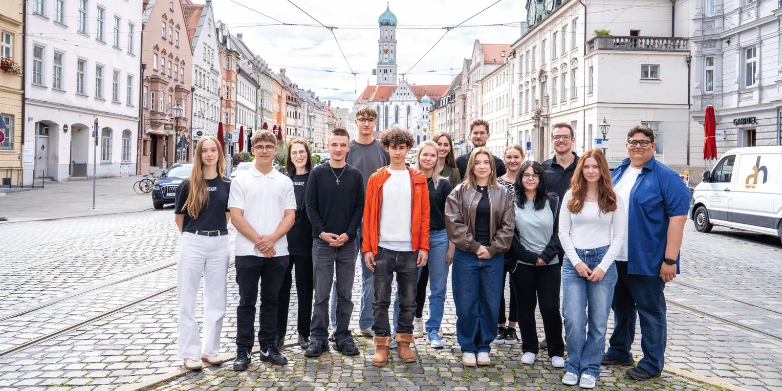 GRONDE Auszubildende und Team auf der Maximilianstraße in Augsburg
