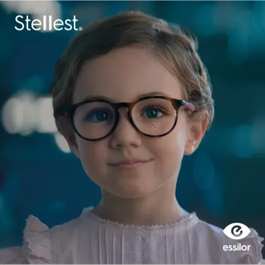 Mädchen mit Essilor Stellest Brillengläsern
