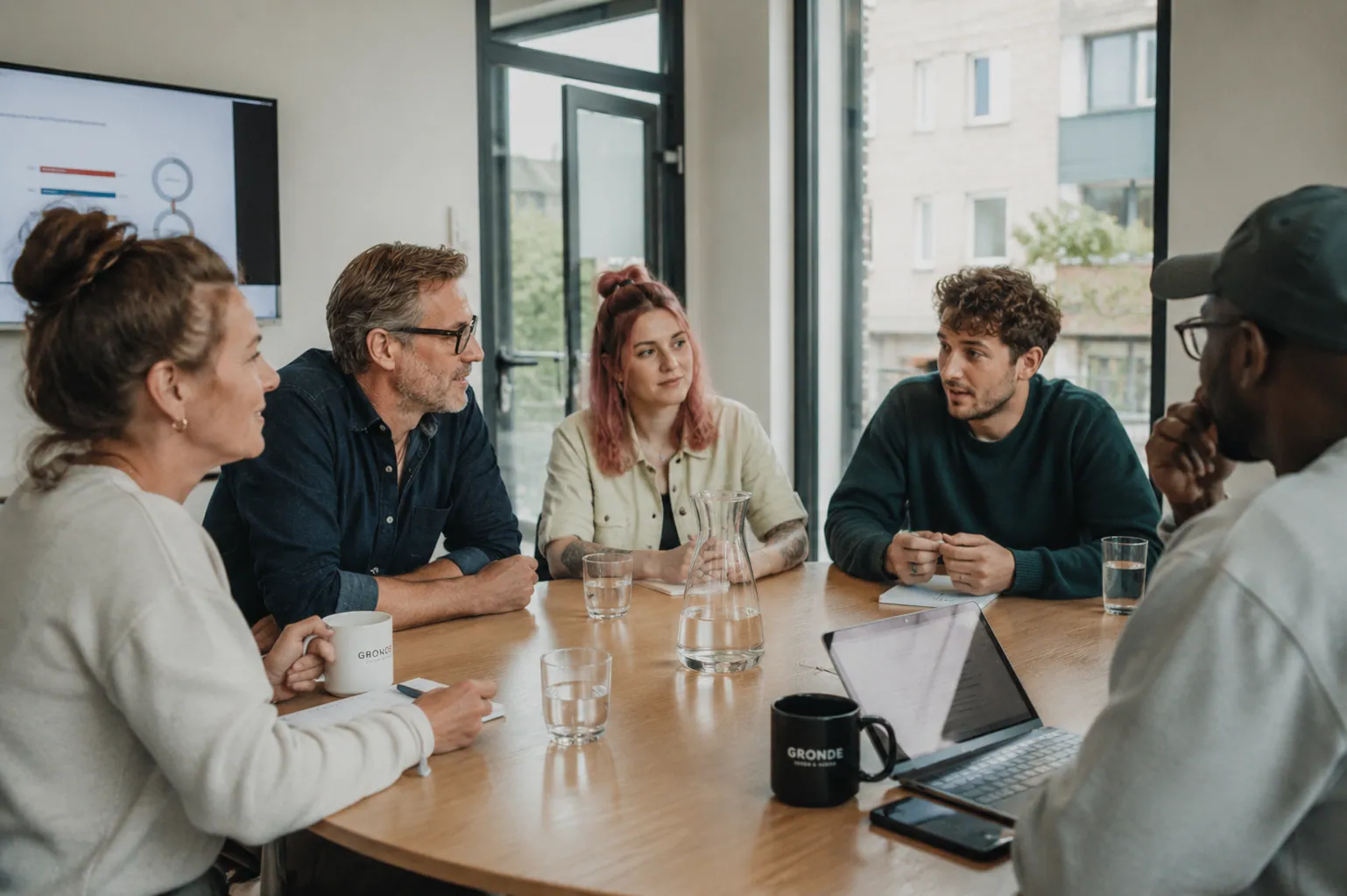 Team im modernen Büro arbeitet konzentriert am Bildschirm