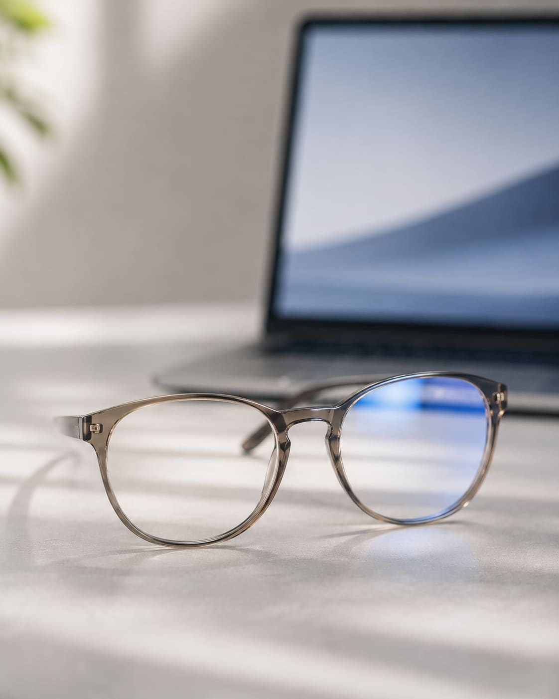 Brille mit blau leuchtender Glasreflexion