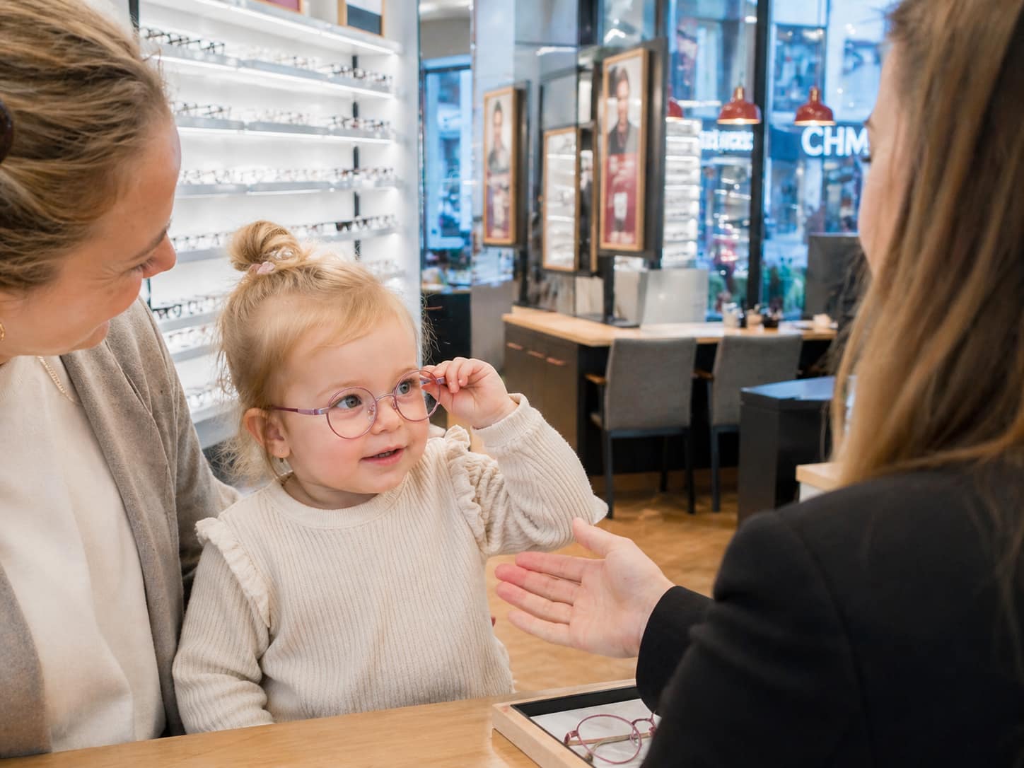 Kind probiert eine GRONDE Kinderbrille an