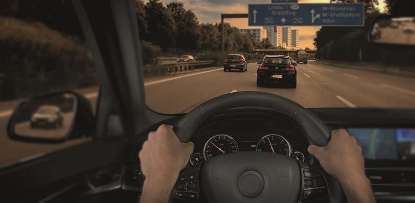 Ohne Autofahrerbrille ist der Sehbereich kleiner und die Randunschärfen größer. Ihr Optiker Gronde