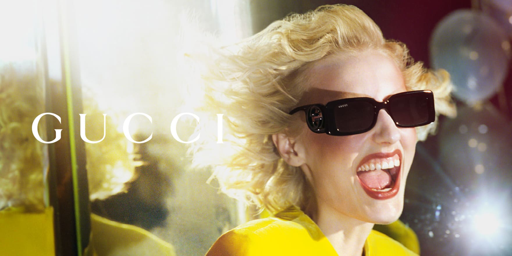Junge blonde Frau mit  schwarzer Gucci Sonnenbrille von Optiker Gronde