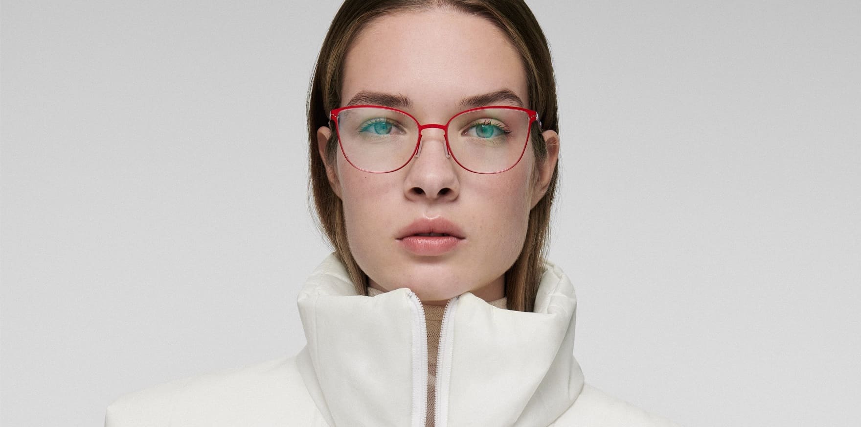 Junge Frau mit extra-leichter roter lool Brille von Optiker Gronde, Augsburg
