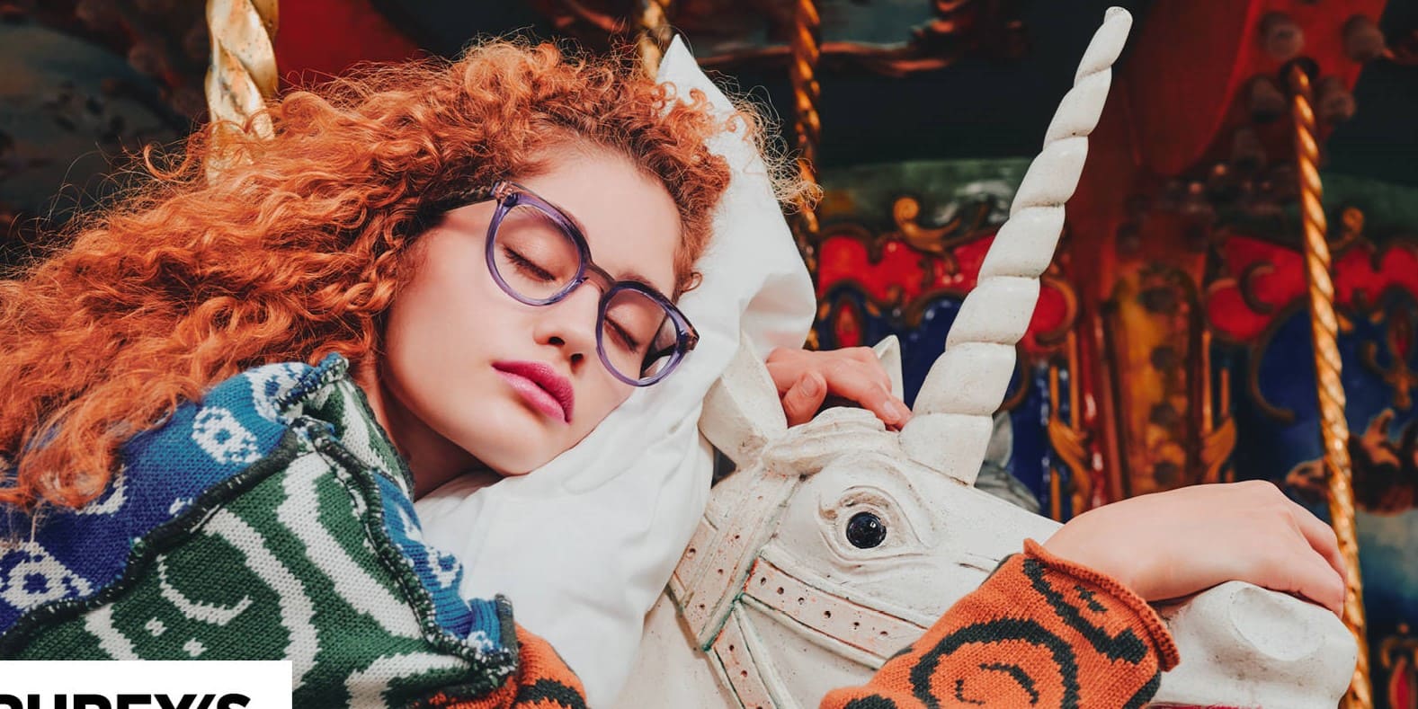 Junge schlafende Frau auf Karusellpferd mit transparenter Brille von Humphrey's Eyewear bei Optiker GRONDE