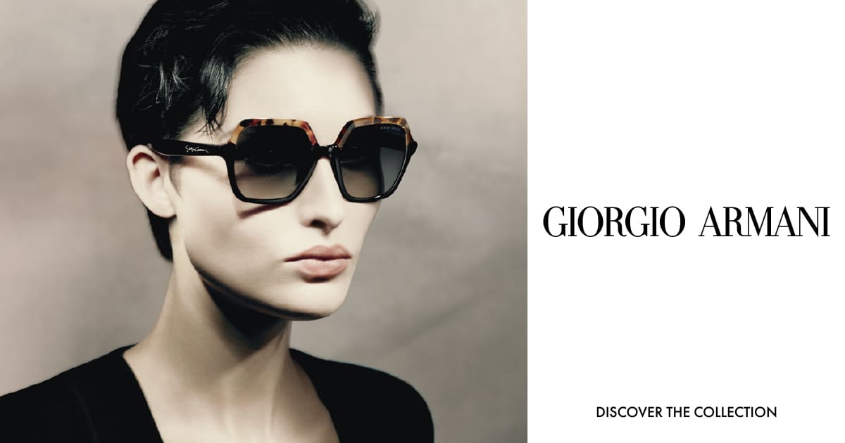 Schöne Frau mit dunklen, kurzen Haaren und großer Giorgio Armani Sonnenbrille AR8193U von Optiker Gronde