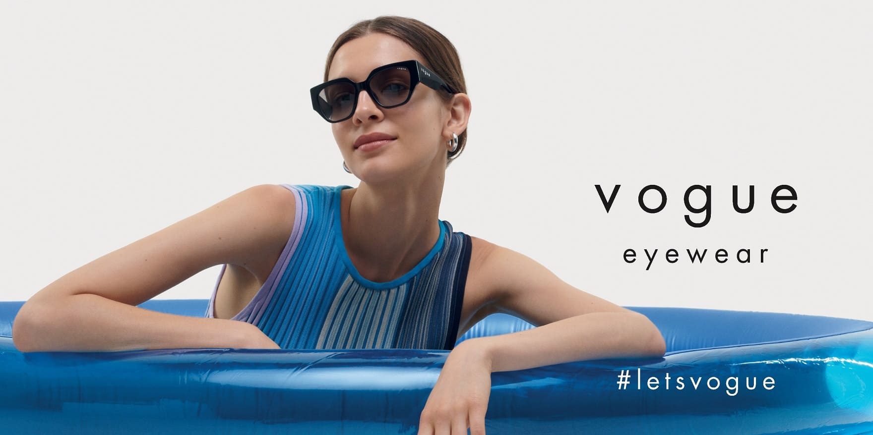 Junge Frau mit Vogue Sonnenbrille von Optiker Gronde im blauen Pool