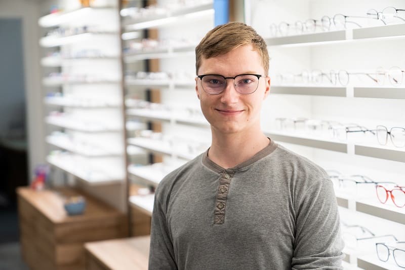Dennis Meissner, Auszubildender der Augenoptik bei Optik Gronde in Schwabmünchen