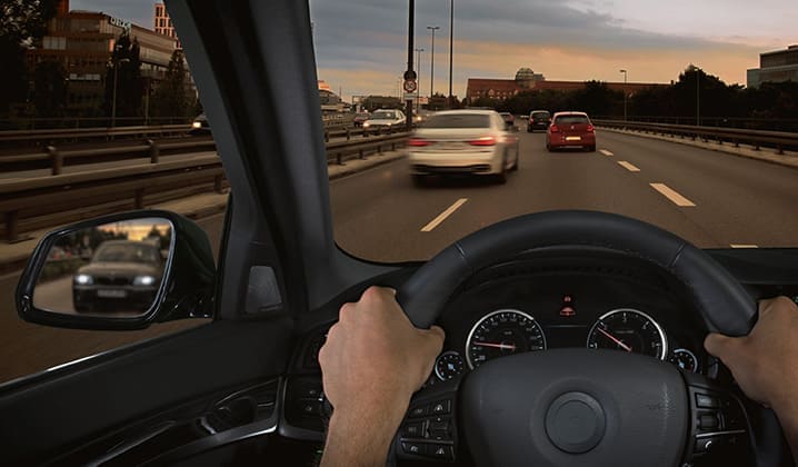 Ohne Autofahrerbrille von Optiker Gronde kann man Entfernungen schlechter einschätzen