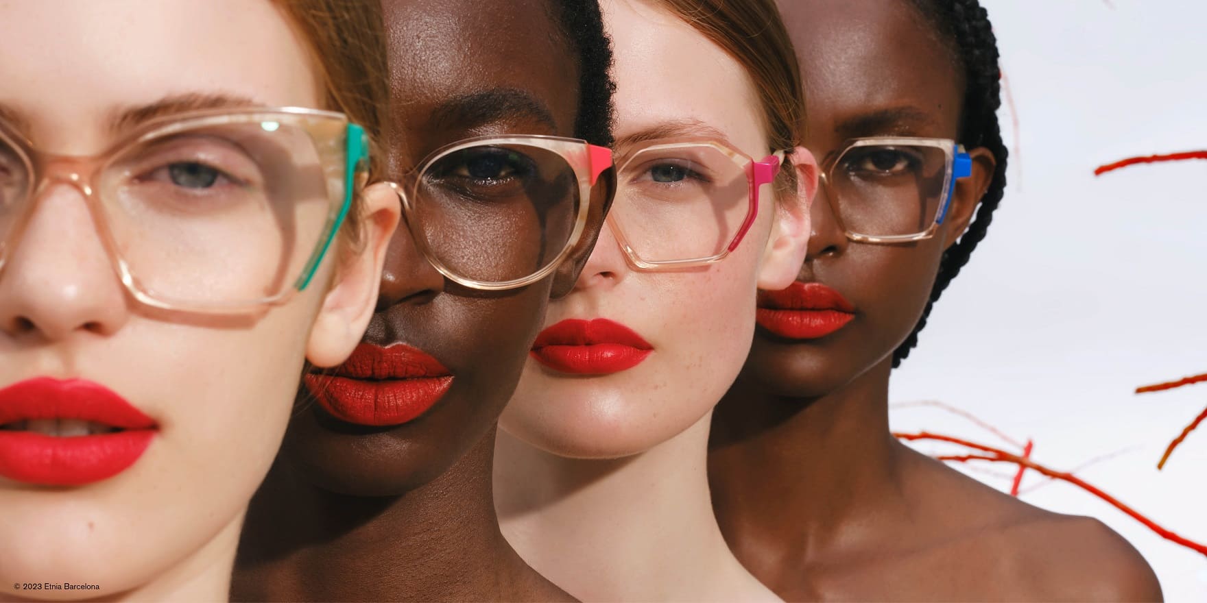 Vier Frauen mit sehr roten Lippen und Etnia Barcelona Brillen. Optiker Gronde, Augsburg
