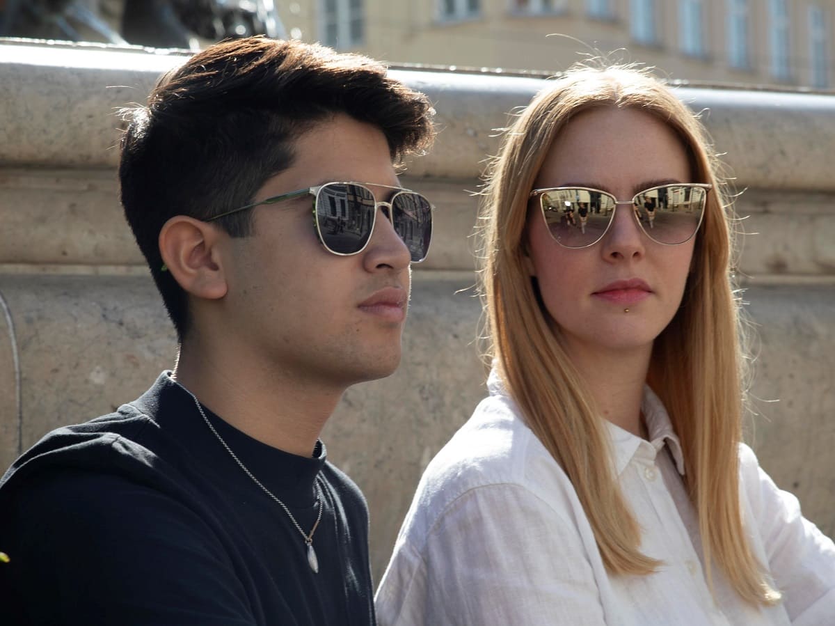 Junges Paar mit Tom Ford Sonnenbrillen aus Metall von Optiker Gronde