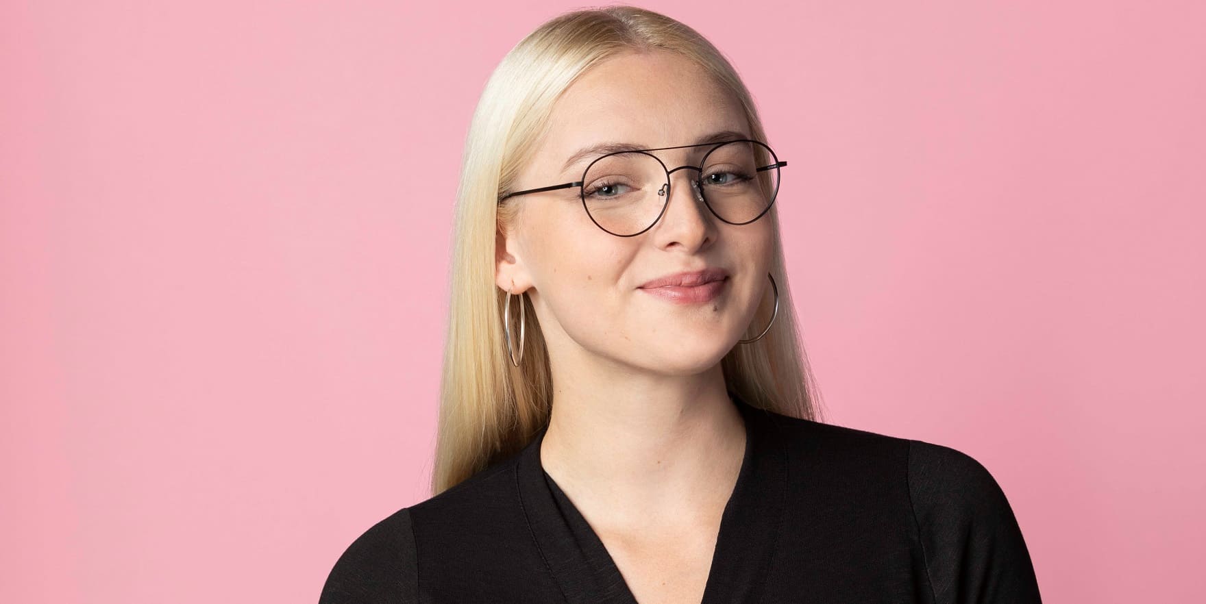 Damenbrille von Optiker Gronde bringt junge hübsche Blondine zum Lächeln