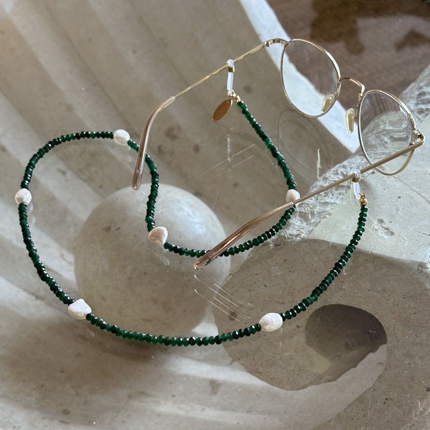 Brillenkette Ruby aus dunkelgrünen Steinen und Naturperlen, von Cocobonito Sunnycord. Bei Optiker Gronde