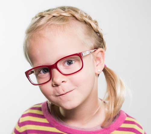 Mädchen trägt rote Kinderbrille von Gronde
