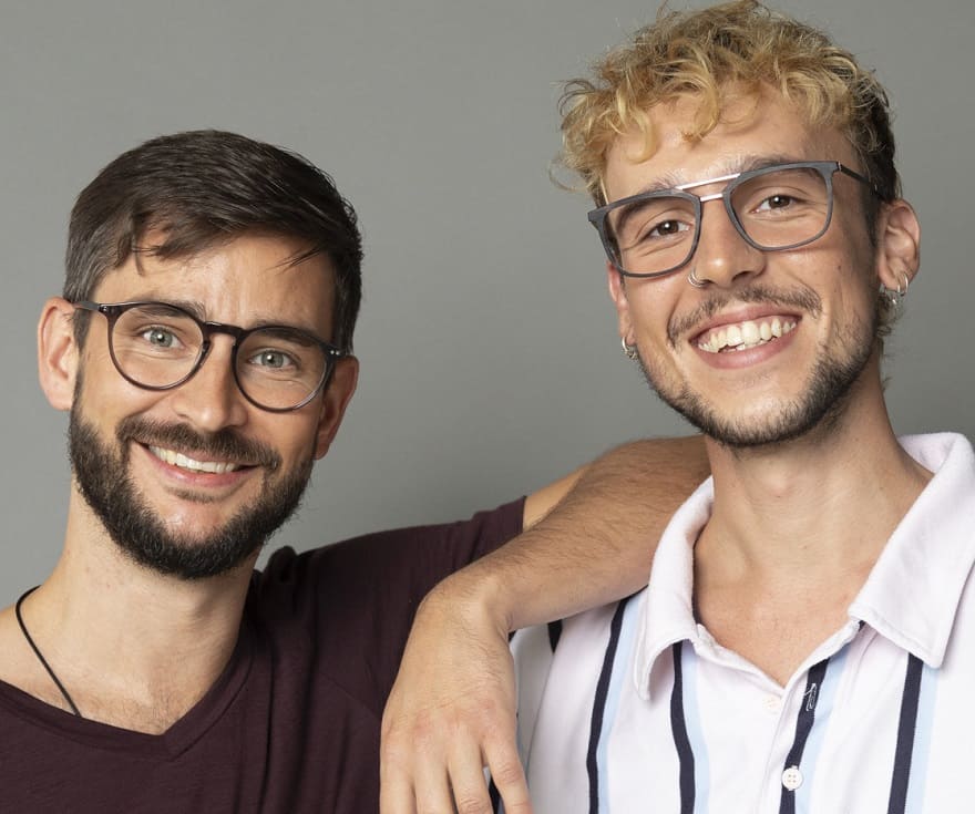 2 junge Männer vom Unternehmen Gronde, freuen sich über ihre guten Jobs