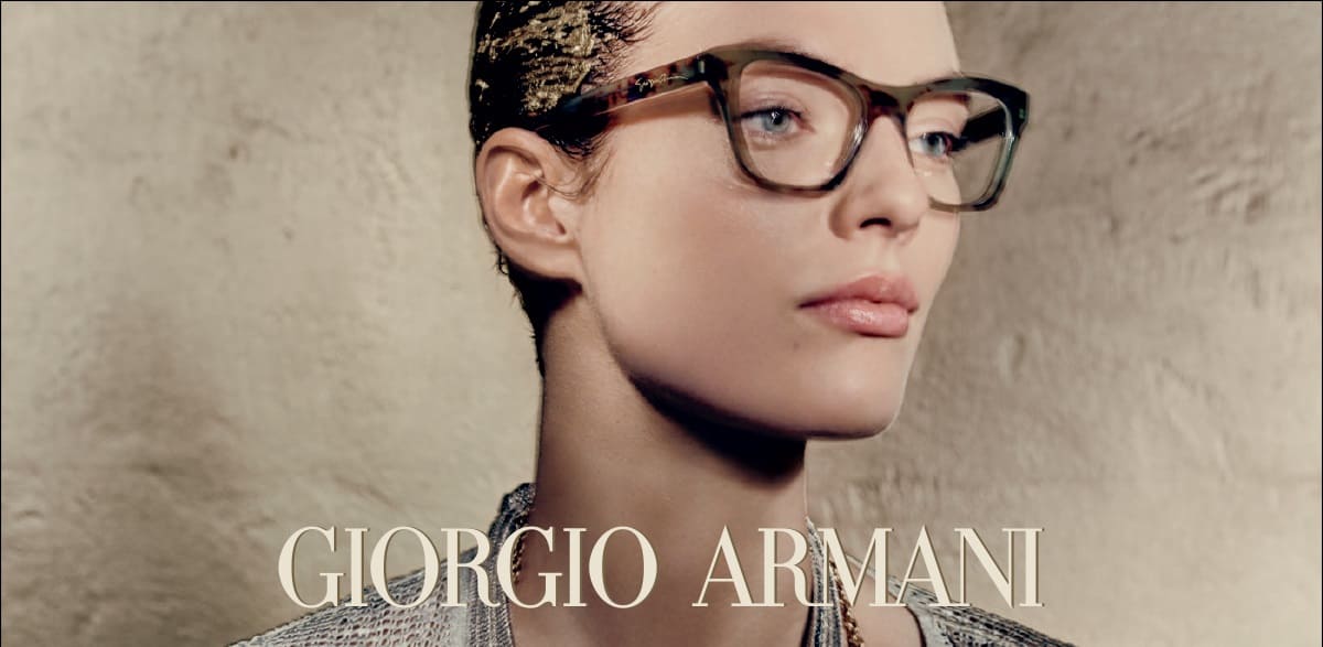 Schöne kurzhaarige Frau mit Giorgio Armani Brille von Optiker Gronde