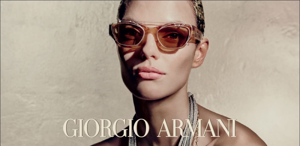 Kurzhaarige Frau mit außergewöhnlicher Giorgio Armani Sonnenbrille von Optiker Gronde