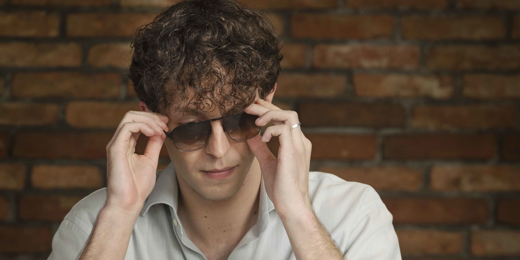 Junger Mann trägt Sonnenbrillengläser von Optiker Gronde
