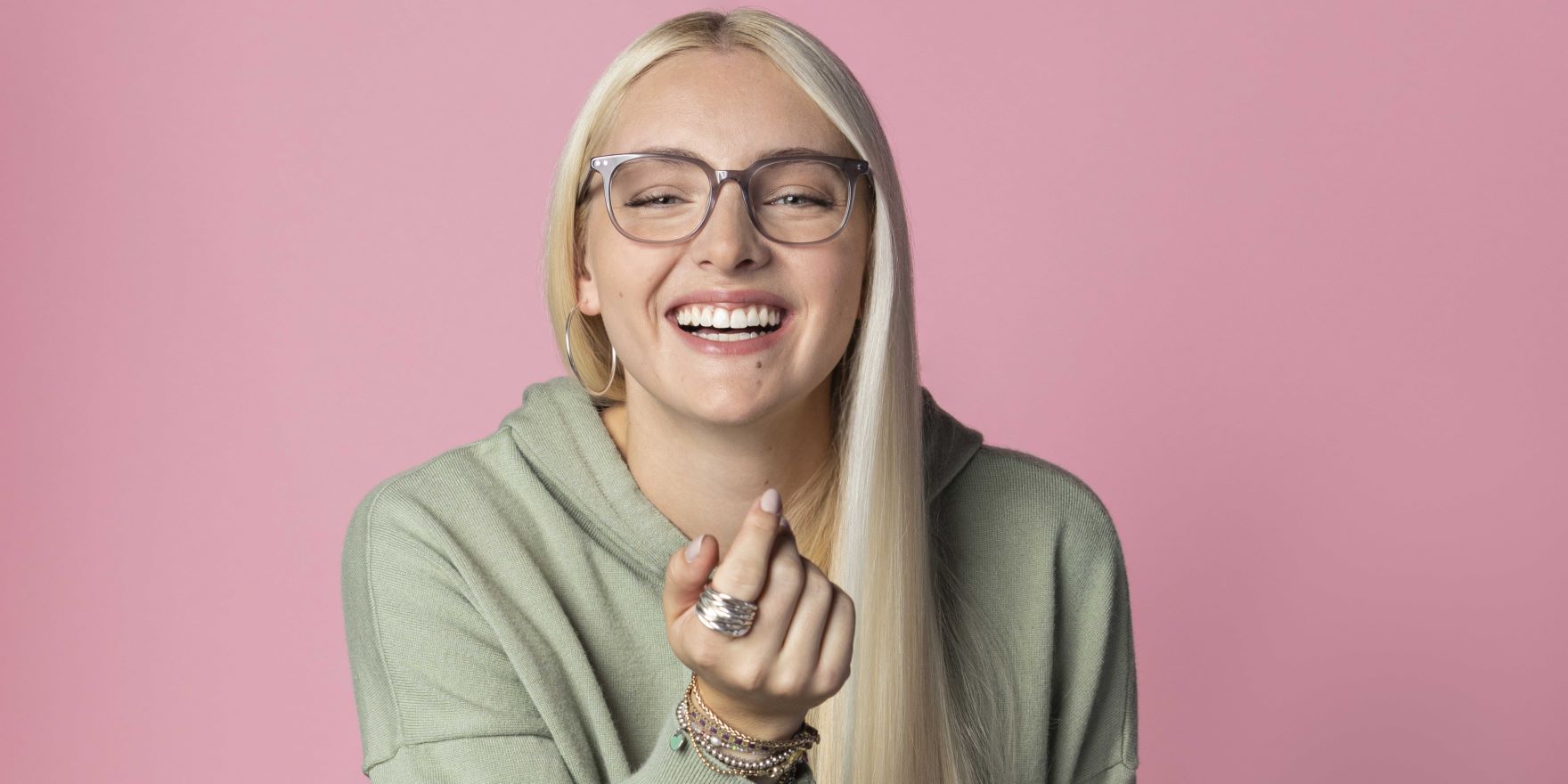 Junge Frau mit langen Blonden Haaren und günstiger EyeAm Brille mit Sehstärke von Optiker Gronde