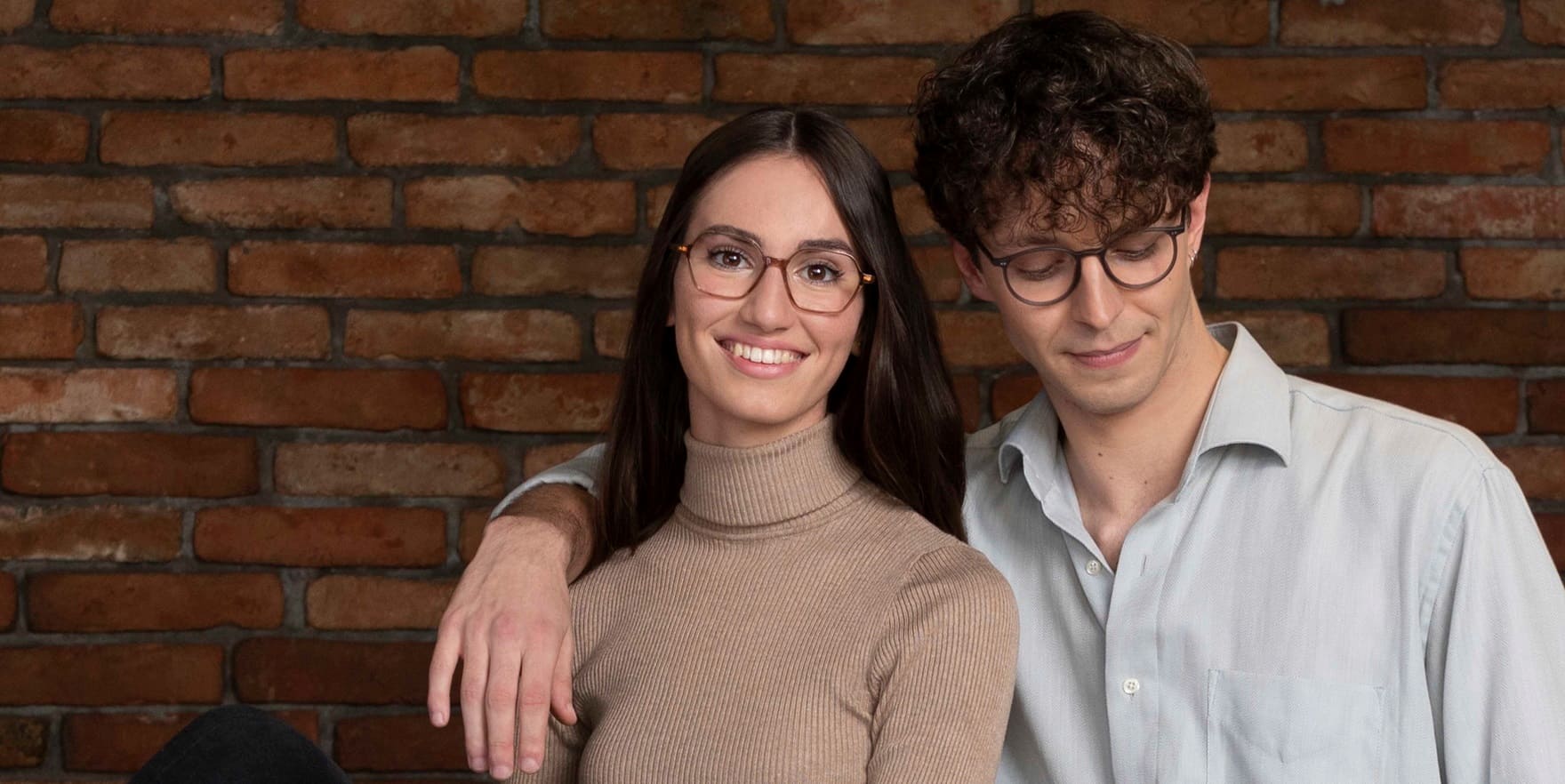 Junges Paar freut sich über günstige Bestseller Brillen von Optiker Gronde