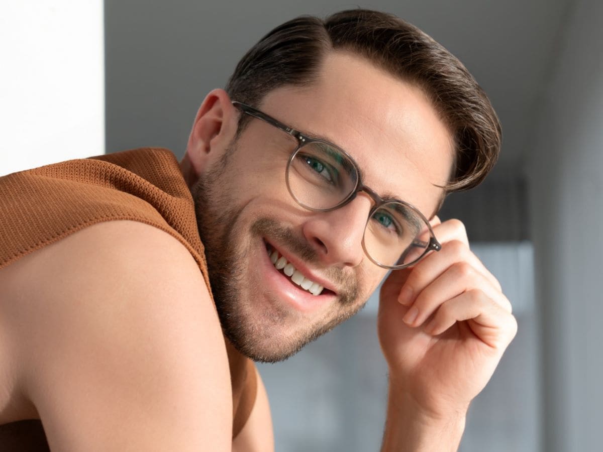 Junger Mann mit Lunor Brille A11 457 von Optiker Gronde. Querformat