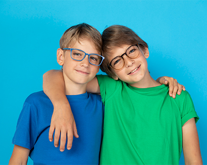 Zwei Jungs in blau und grün mit Kinderbrillen von Optiker Gronde