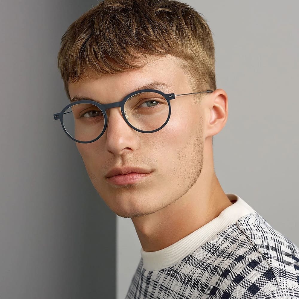 Junger Mann mit ovaler, blaugrauer Lindberg Brille von Optiker Gronde