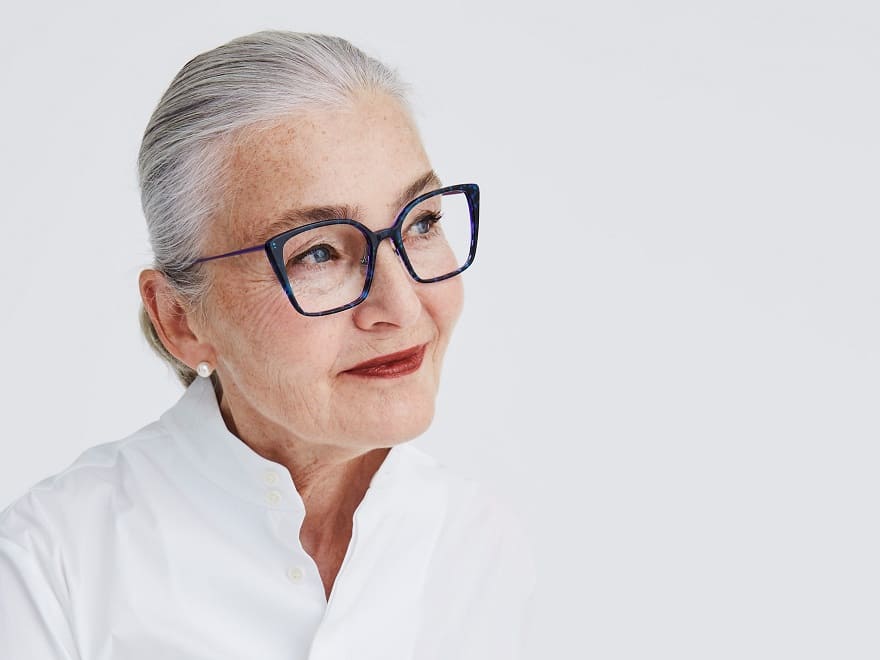 Schöne ältere Dame mit toller Prodesign Brille von Optiker Gronde