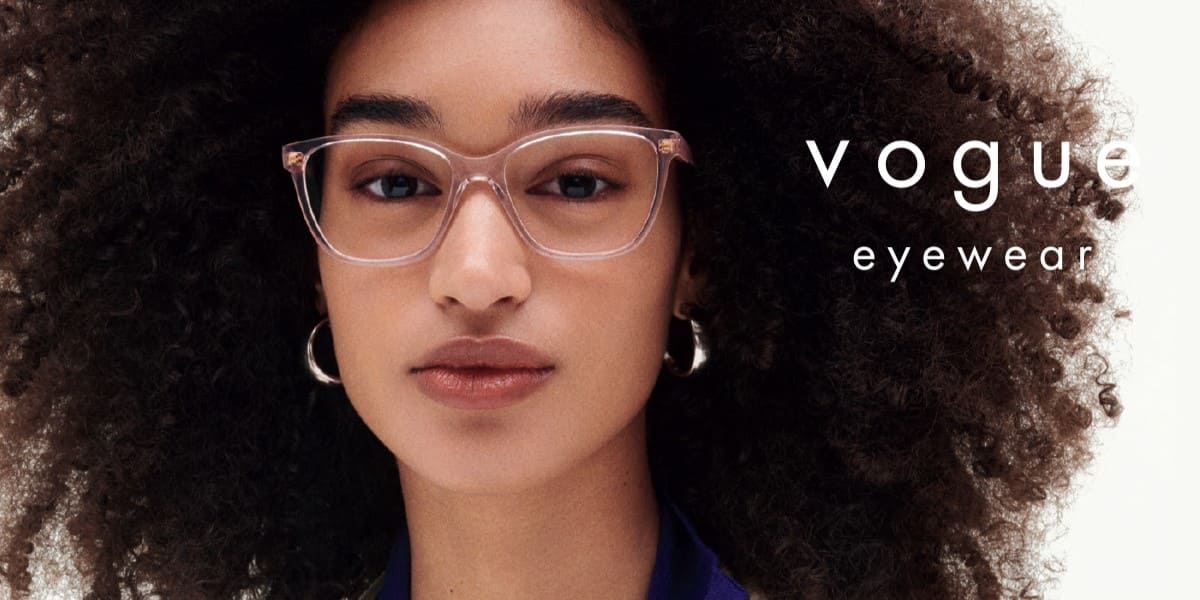 Junge Frau mit dunkeln Locken und Vogue Brille mit Sehstärke von Optiker Gronde