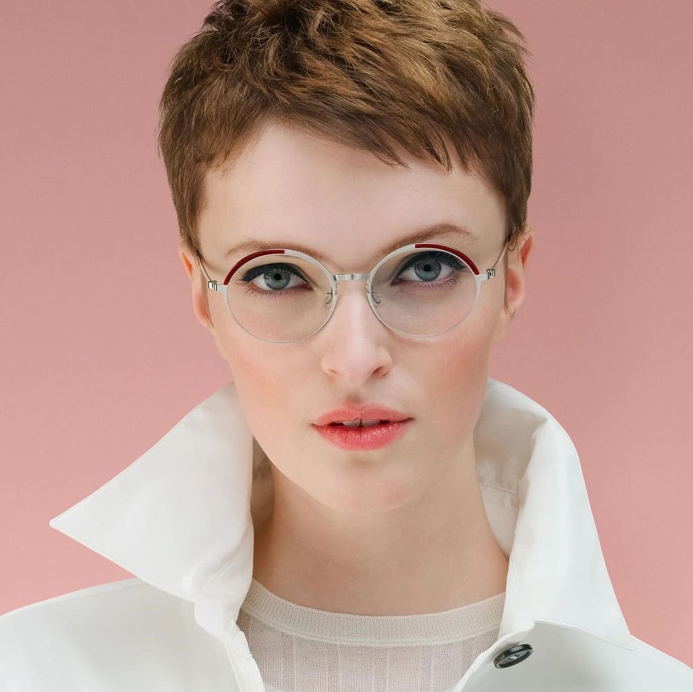 schöne, leichte, runde Lindberg Brille in silber und rot von Optiker Gronde an attraktiver kurzhaarige Frau