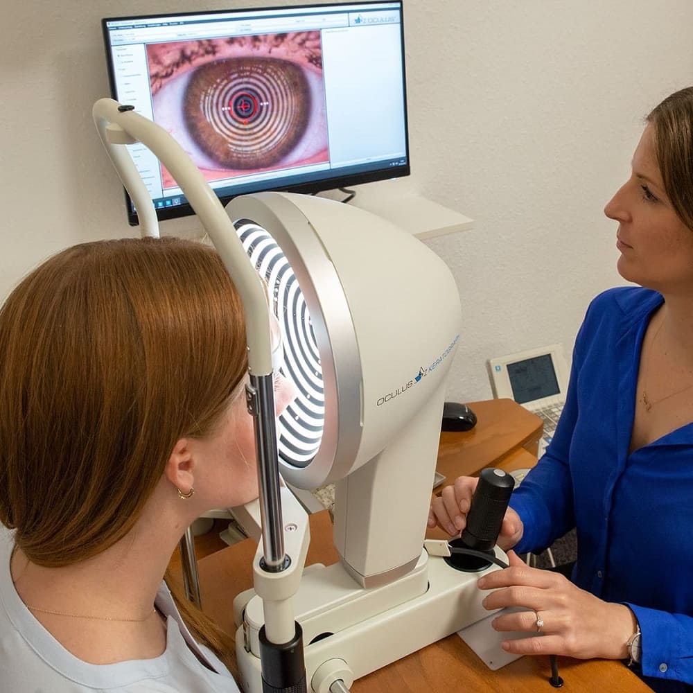 Optometrie: Optikerin von Gronde prüft mit dem Keratographen den vorderen Augenabschnitt. Hornhaut, Linse, Tränenfilm  