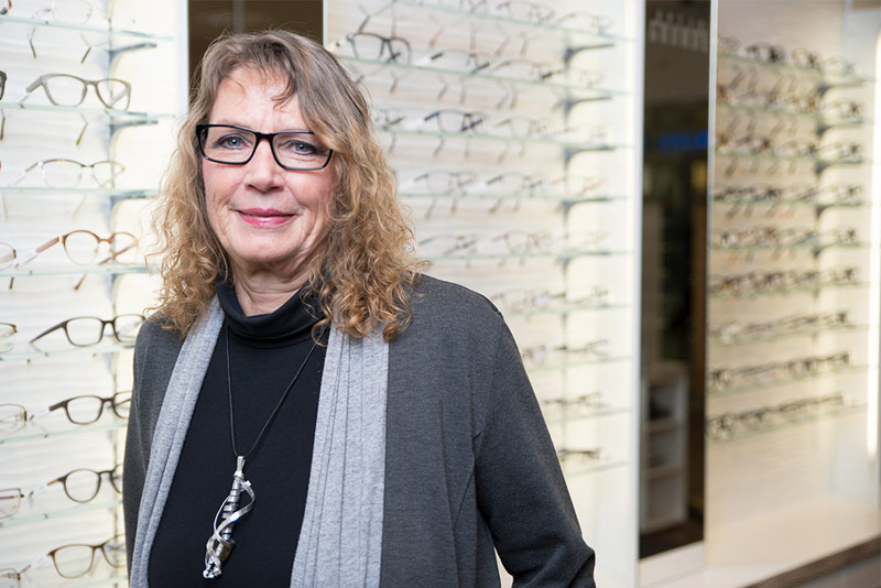 Silvia Gaugenrieder, Augenoptikermeisterin und Kontaktlinsenspezialistin bei Gronde in Augsburg im Schwabencenter