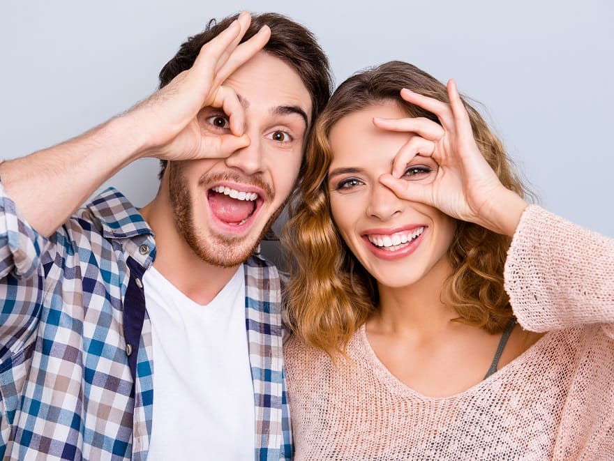 Junges Paar schaut genau hin: keine abgelaufenen Kontaktlinsen tragen - lieber gleich zu Optiker Gronde