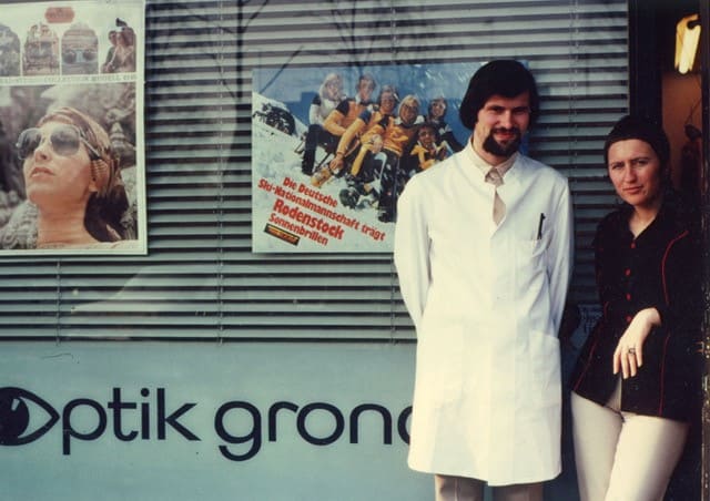 Clemens Gronde mit Ehefrau Inge Cramer 1971 vor Optik Gronde im Augsburger Schwabencenter1971