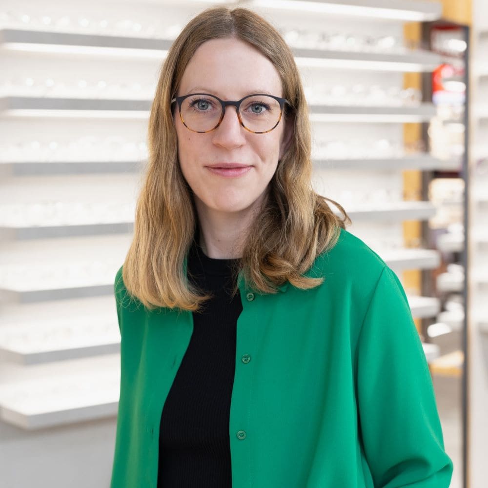 Linda Henning, Fachverkäuferin der Augenoptik bei Optiker GRONDE, Augsburg, am Hauptbahnhof
