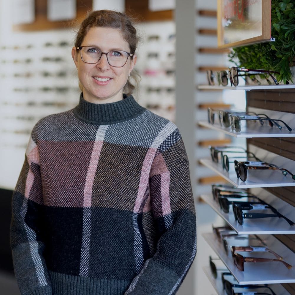 Doris Stegmüller, Augenoptikermeisterin und Kontaktlinsenspezialistin bei Optiker Gronde in Stadtbergen