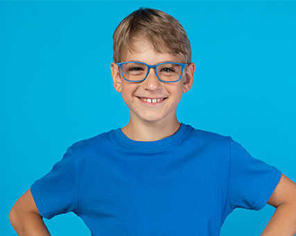 Junge trägt blaue Kinderbrille von Gronde