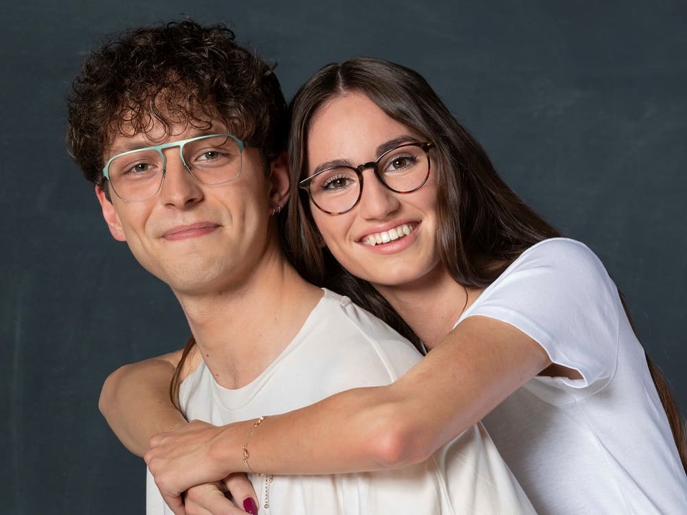 Junges Paar mit ihren Lieblings-Brillen von Optiker Gronde