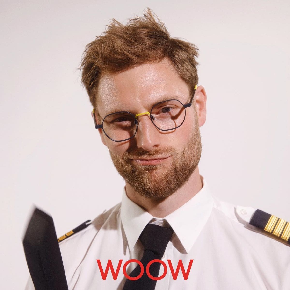 Junger Mann im Pilotenhemd mit WOOW Brille Take Off, Farbe 0922, von Optiker Gronde, Augsburg