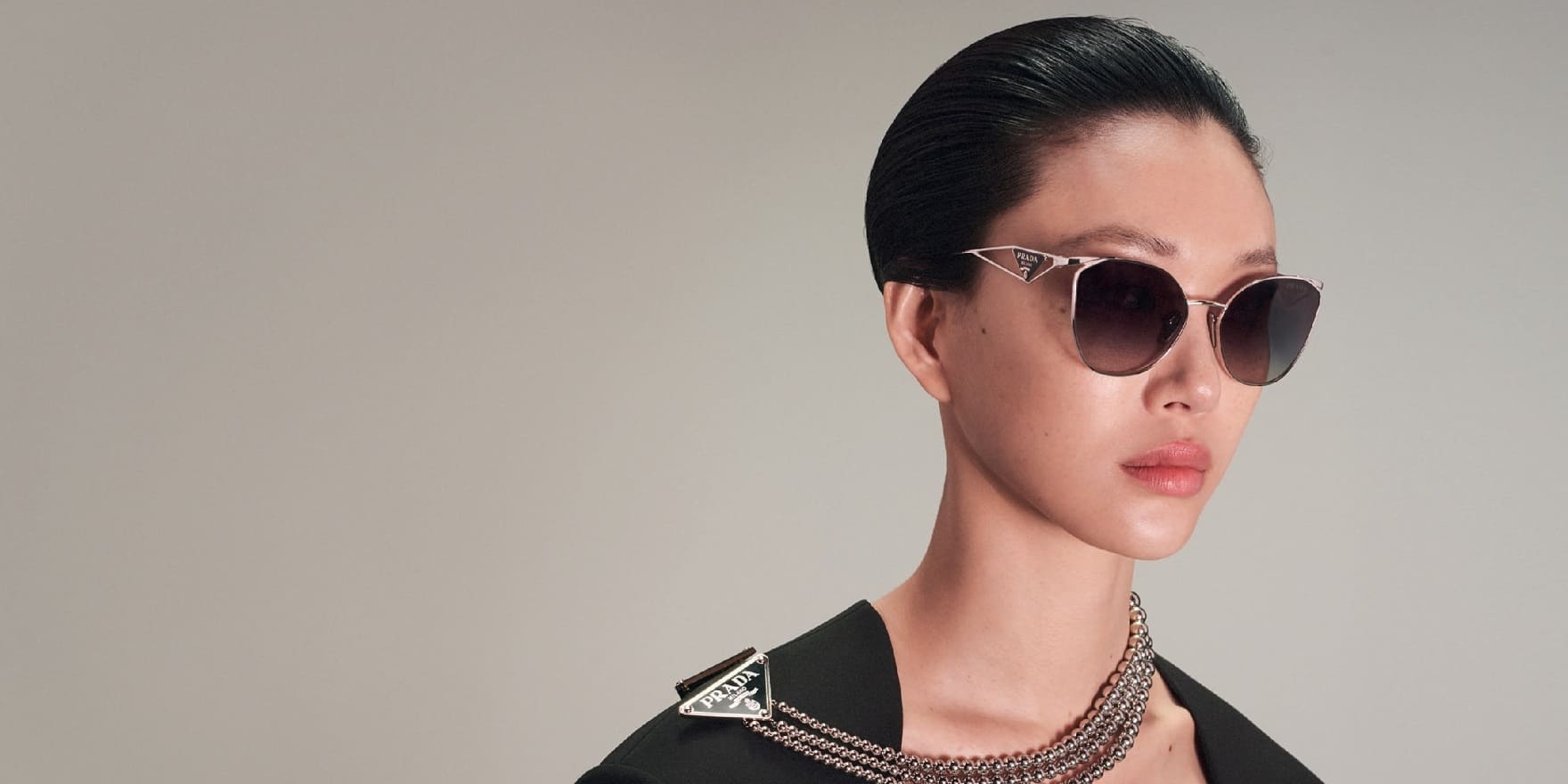 Junge asiatische Frau mit wunderschöner Prada Sonnenbrille von Optiker Gronde