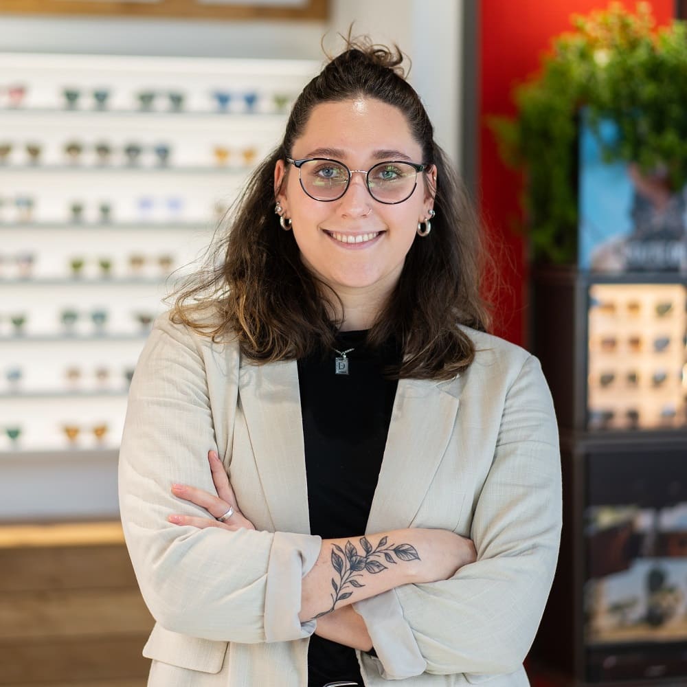 Selina Losert, Auszubildende zur Augenoptikerin bei Optiker GRONDE, Augsburg, am Hauptbahnhof