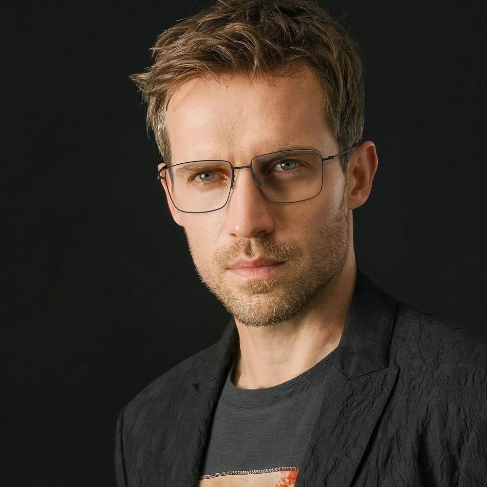 Ultraleichte, dunkelgraue Lindberg Brille von Optiker Gronde für Herren an schönem blonden Mann mit Dreitagebart 