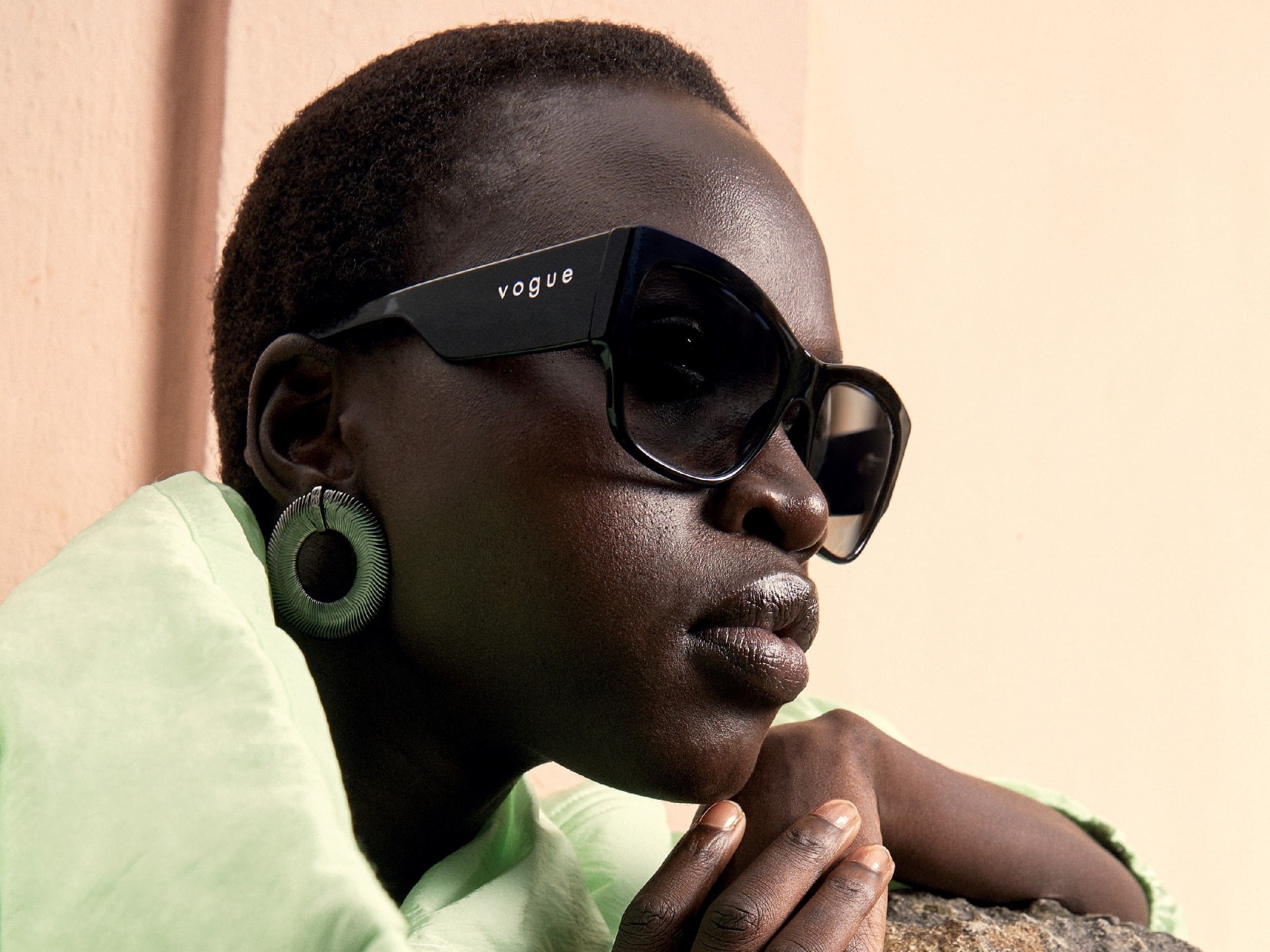 Think Big, einer DER Brillen-Trends 2023. Frau mit großer schwarzer Vogue Sonnenbrille, im Blog von Optiker Gronde