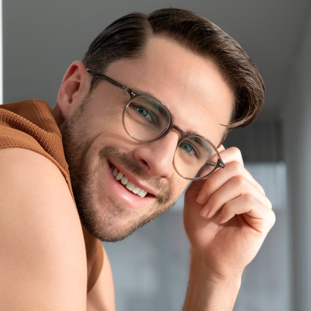 Junger Mann mit Lunor Brille A11 457 von Optiker Gronde. quadratisches Bild