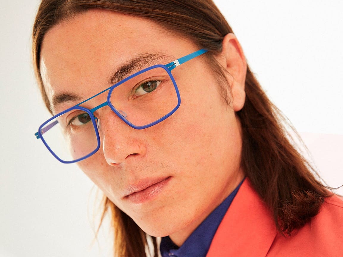 junger Mann mit kobaltblauer lool Brille Modell Wire von Optiker Gronde