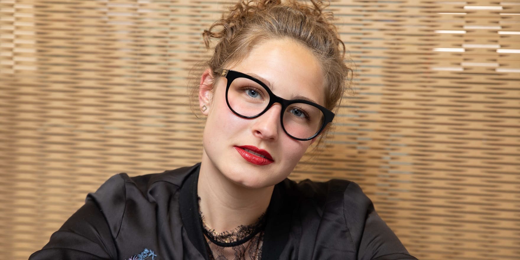 junge Frau mit Dolce & Gabbana Brille von Optiker Gronde