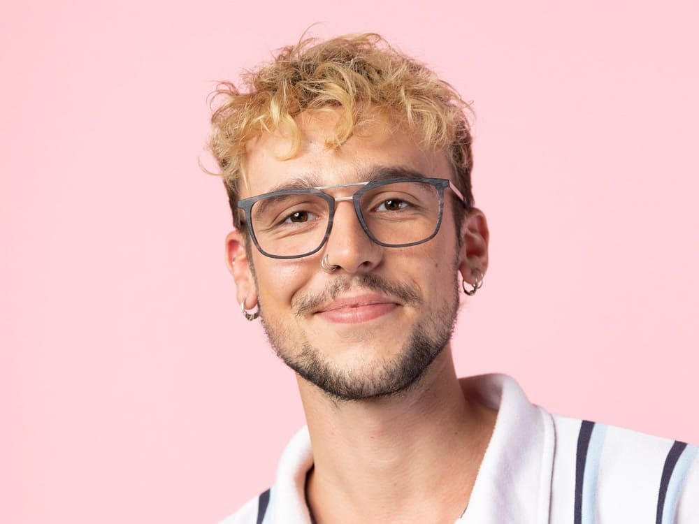 Junger  Mann mit kurzen Locken und Lieblings-Brille von NIKA, bei Optiker Gronde