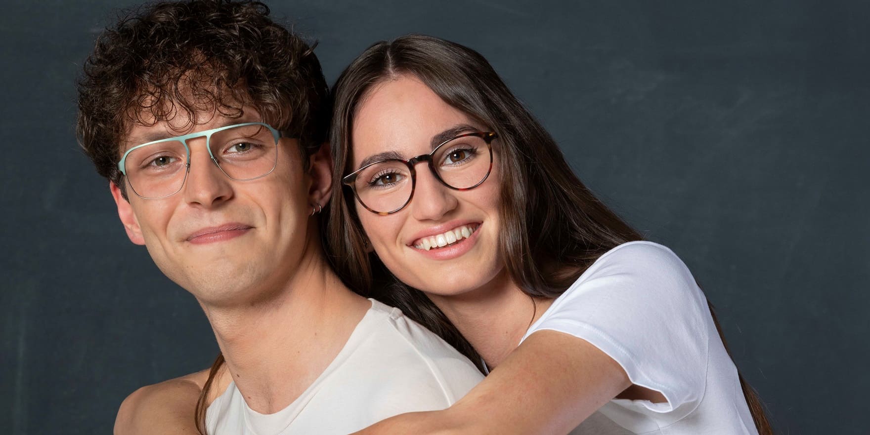Junges Paar mit Brillen von Optiker Gronde, Augsburg